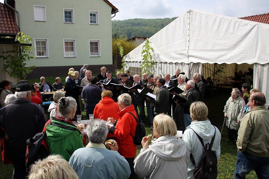 Traditionelles Maibaumsetzen in Obergebra