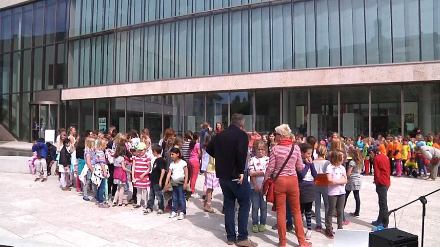 Mit der kleinen wei&szlig;en Friedenstaube wurde heute auf dem Nicolaiplatz vor dem Nordh&auml;user B&uuml;rgerhaus dem Ende des zweiten Weltkrieges gedacht