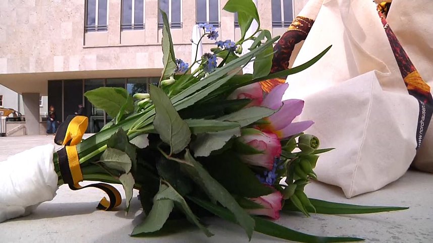 Mit der kleinen wei&szlig;en Friedenstaube wurde heute auf dem Nicolaiplatz vor dem Nordh&auml;user B&uuml;rgerhaus dem Ende des zweiten Weltkrieges gedacht