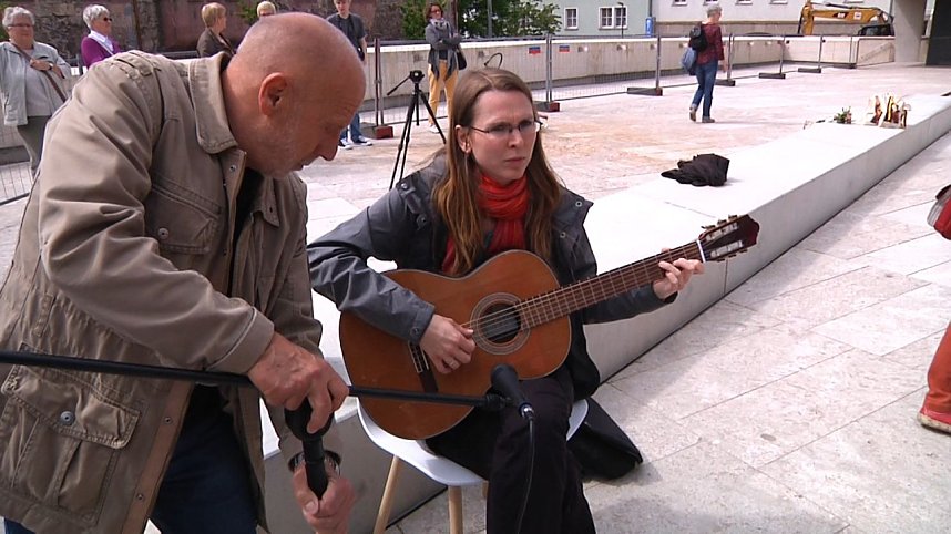 Mit der kleinen wei&szlig;en Friedenstaube wurde heute auf dem Nicolaiplatz vor dem Nordh&auml;user B&uuml;rgerhaus dem Ende des zweiten Weltkrieges gedacht