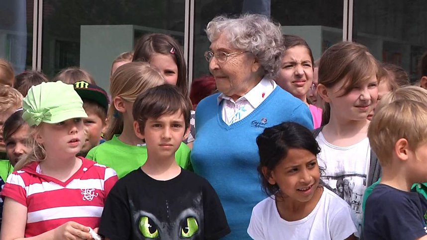 Mit der kleinen wei&szlig;en Friedenstaube wurde heute auf dem Nicolaiplatz vor dem Nordh&auml;user B&uuml;rgerhaus dem Ende des zweiten Weltkrieges gedacht