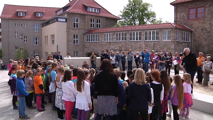 Mit der kleinen wei&szlig;en Friedenstaube wurde heute auf dem Nicolaiplatz vor dem Nordh&auml;user B&uuml;rgerhaus dem Ende des zweiten Weltkrieges gedacht