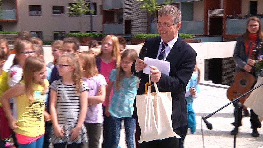 Mit der kleinen wei&szlig;en Friedenstaube wurde heute auf dem Nicolaiplatz vor dem Nordh&auml;user B&uuml;rgerhaus dem Ende des zweiten Weltkrieges gedacht