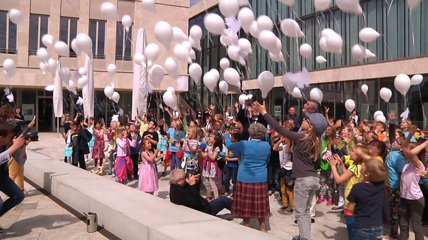 Mit der kleinen wei&szlig;en Friedenstaube wurde heute auf dem Nicolaiplatz vor dem Nordh&auml;user B&uuml;rgerhaus dem Ende des zweiten Weltkrieges gedacht