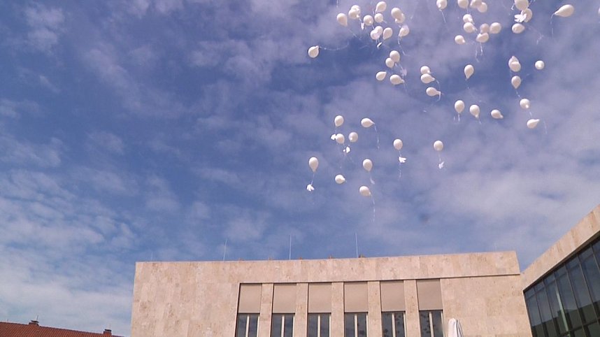 Mit der kleinen wei&szlig;en Friedenstaube wurde heute auf dem Nicolaiplatz vor dem Nordh&auml;user B&uuml;rgerhaus dem Ende des zweiten Weltkrieges gedacht