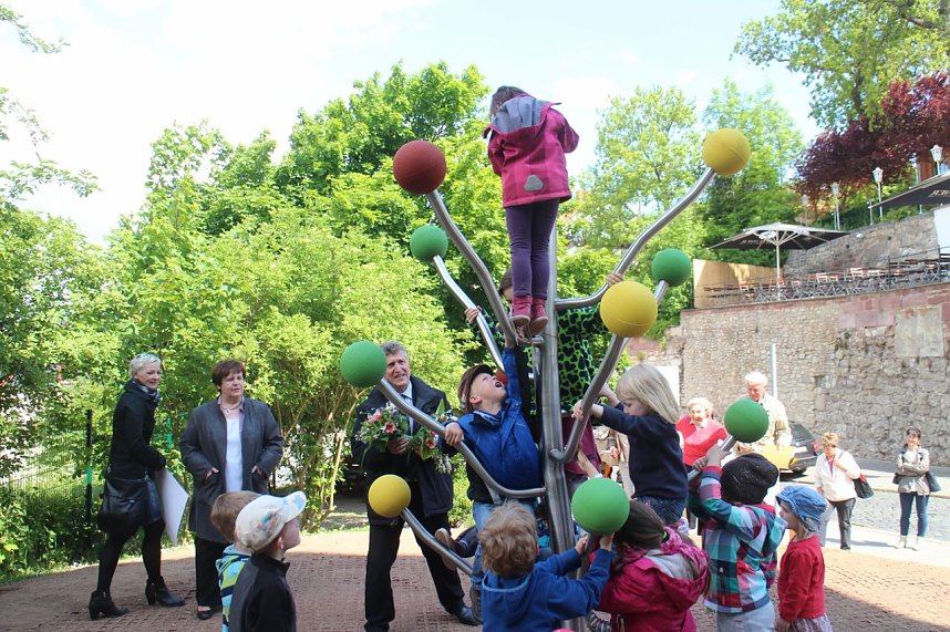 Neuer Kletterbaum in Nordh&auml;user Altstadt freigegeben