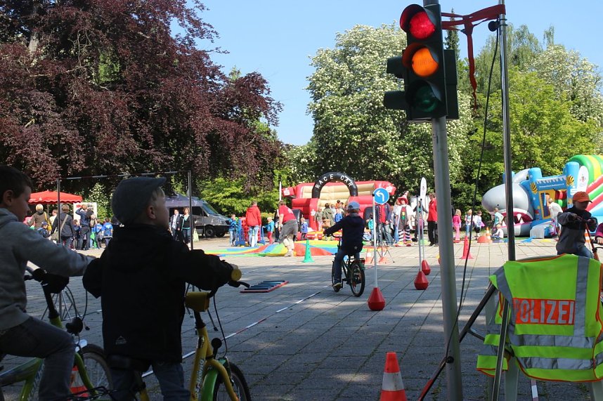 Sicherheit braucht K&ouml;pfchen - seit gut zehn Jahren organisiert die Kreissparkasse Nordhausen die Verkehrsschulungen f&uuml;r angehende Grundsch&uuml;ler
