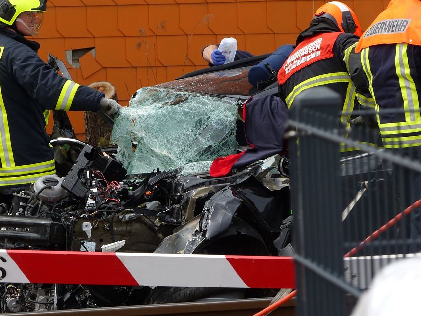 Schwerer Unfall am Bahn&uuml;bergang