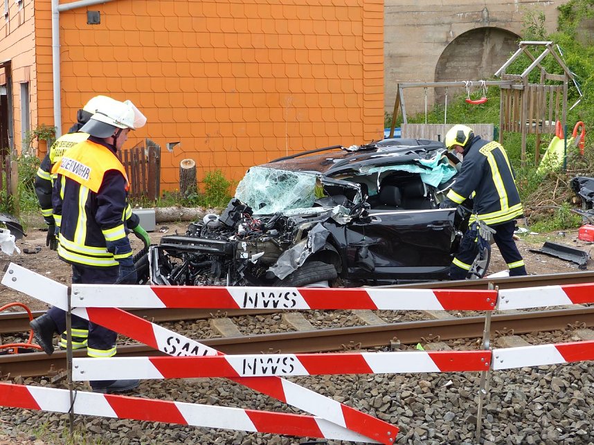 Schwerer Unfall am Bahn&uuml;bergang