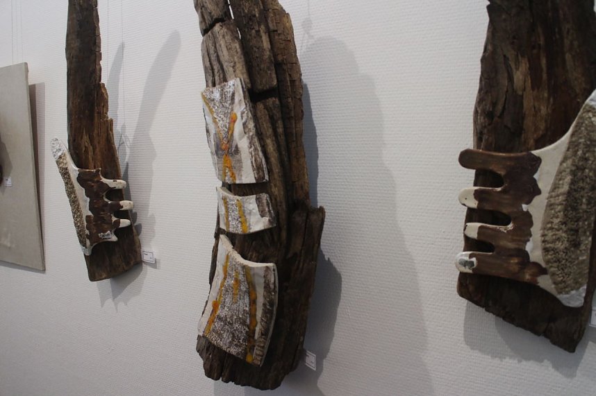 In der neuen Ausstellung der Kreissparkasse "Verg&auml;nglichkeiten" werden Natur und Handwerkskunst miteinander verbunden