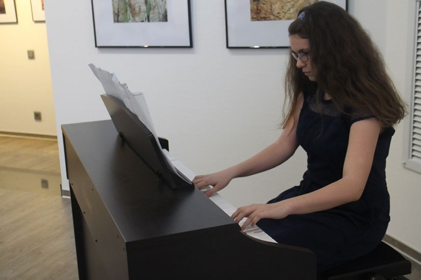 In der neuen Ausstellung der Kreissparkasse "Verg&auml;nglichkeiten" werden Natur und Handwerkskunst miteinander verbunden