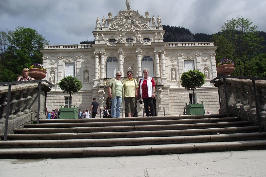  Von links: Ilse Schlese aus der Flarichsm&uuml;hle, Ingrid Junge aus Uthleben und Beate Koerth aus Ilfeld vor dem Schloss.
