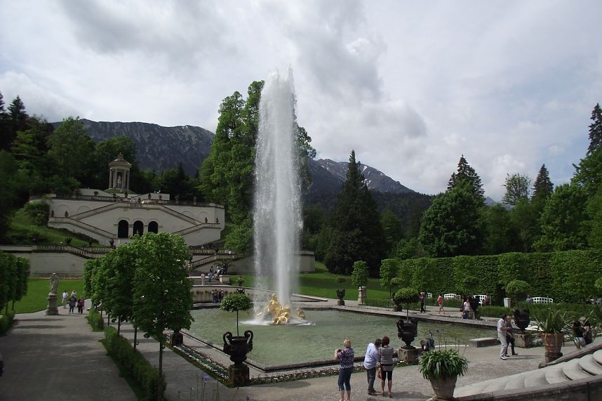  Eine besondere Attraktion im Schlosspark ist die Wasserfont&auml;ne, die in regelm&auml;&szlig;igen Abst&auml;nden in die H&ouml;he schie&szlig;t.