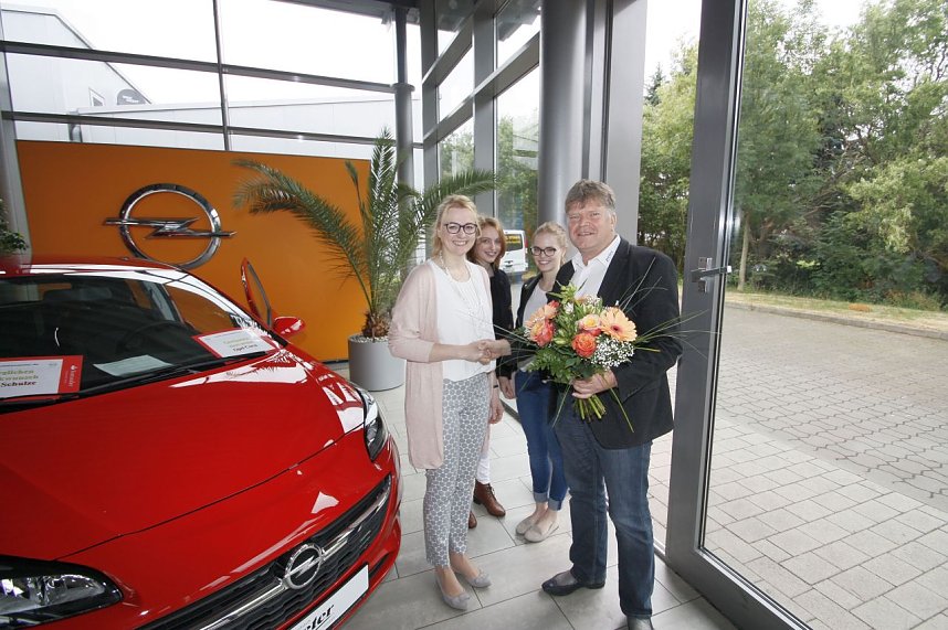 Achit T&ouml;lle (Centerleiter Opel-AH Peter) begl&uuml;ckw&uuml;nscht Diana Schulze zum Gewinn des Opel Corsa. Ein Jahr lang darf sie den selbstkonfigurierten Opel nun gratis fahren.