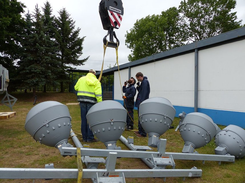 Der erste Mast ist geschafft