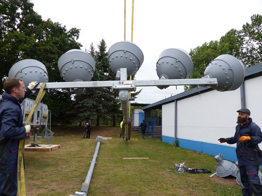 Der erste Mast ist geschafft