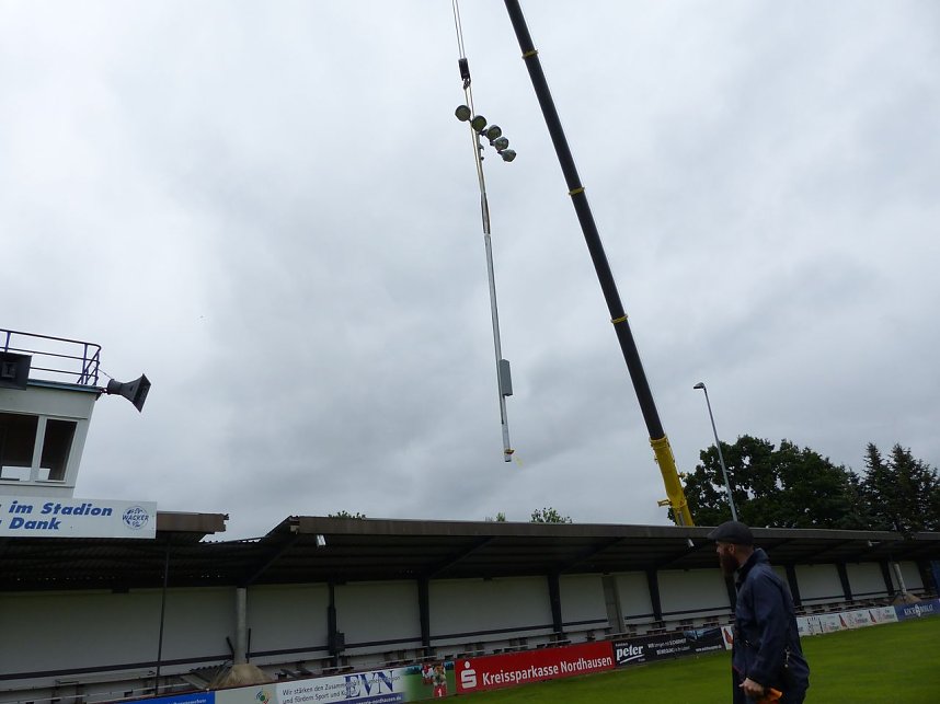 Der erste Mast ist geschafft