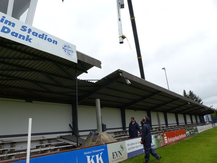 Der erste Mast ist geschafft