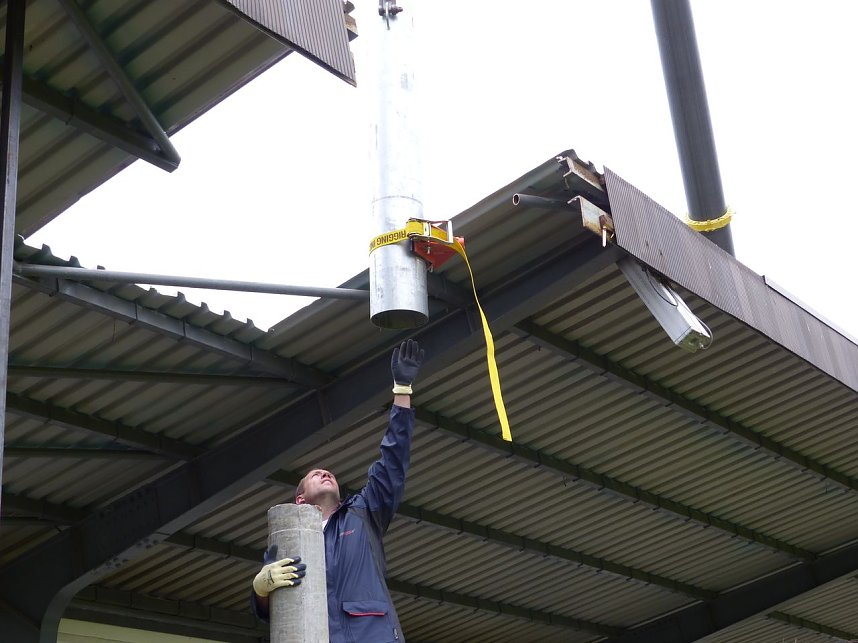 Der erste Mast ist geschafft