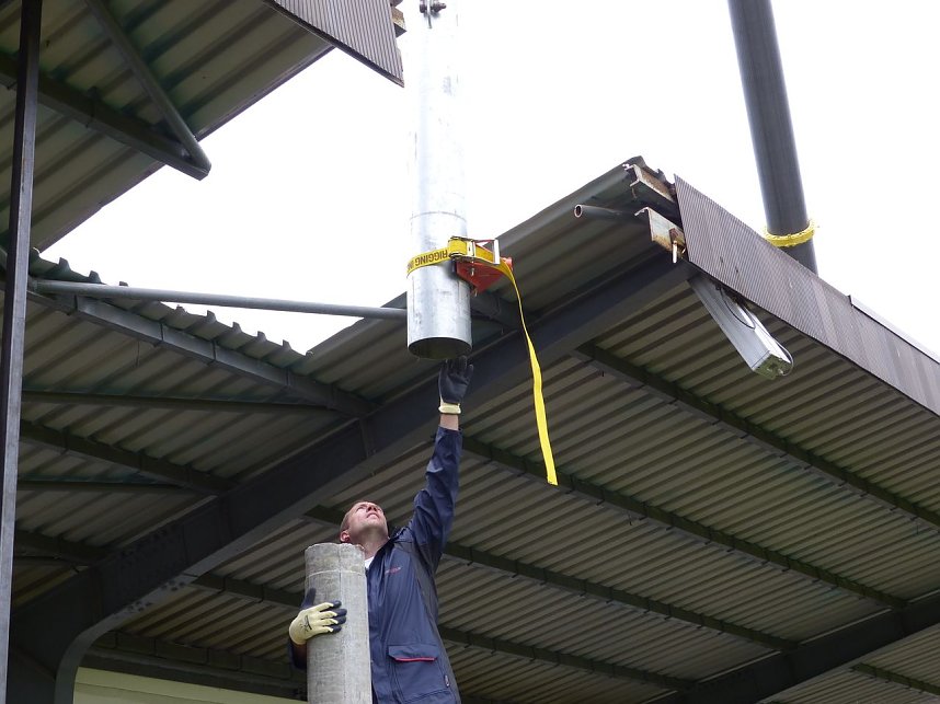 Der erste Mast ist geschafft