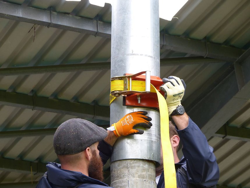 Der erste Mast ist geschafft