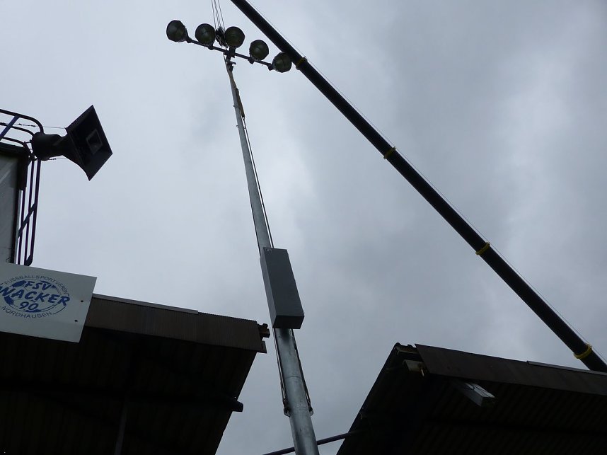 Der erste Mast ist geschafft