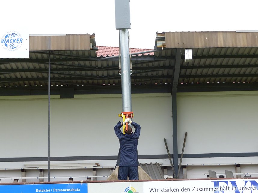 Der erste Mast ist geschafft