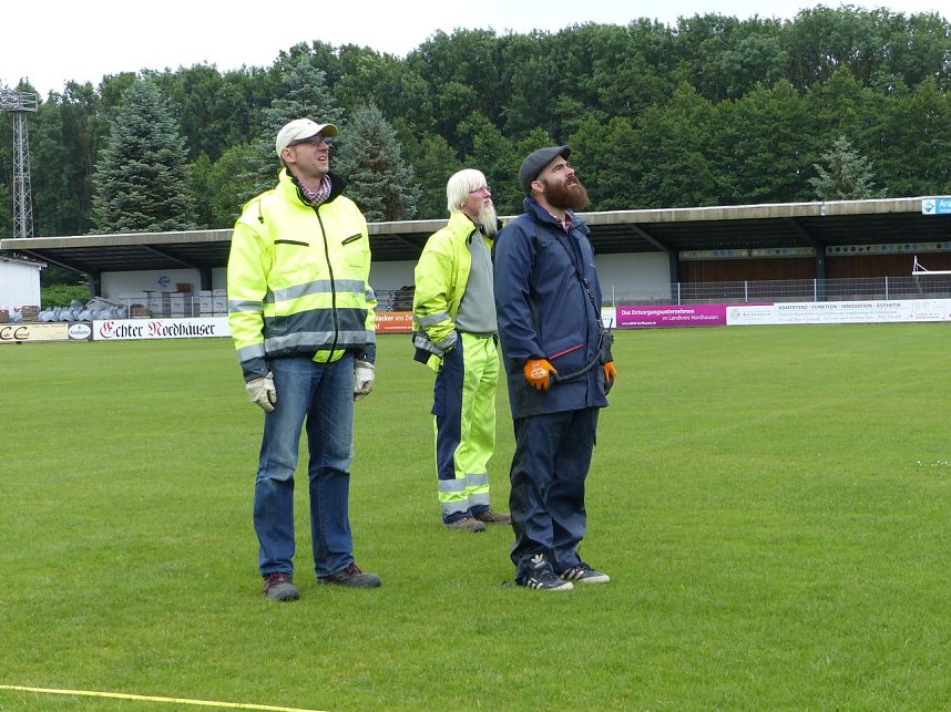 Der erste Mast ist geschafft