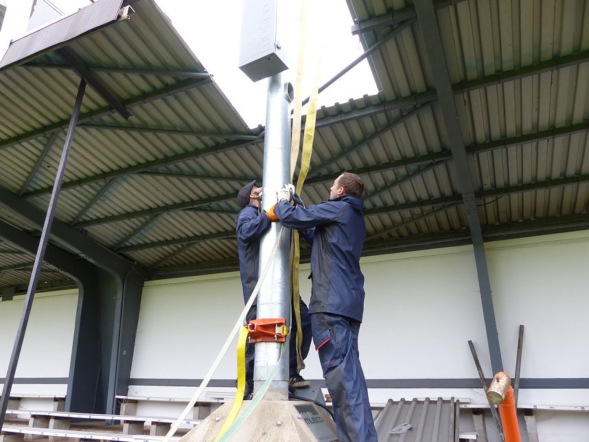 Der erste Mast ist geschafft