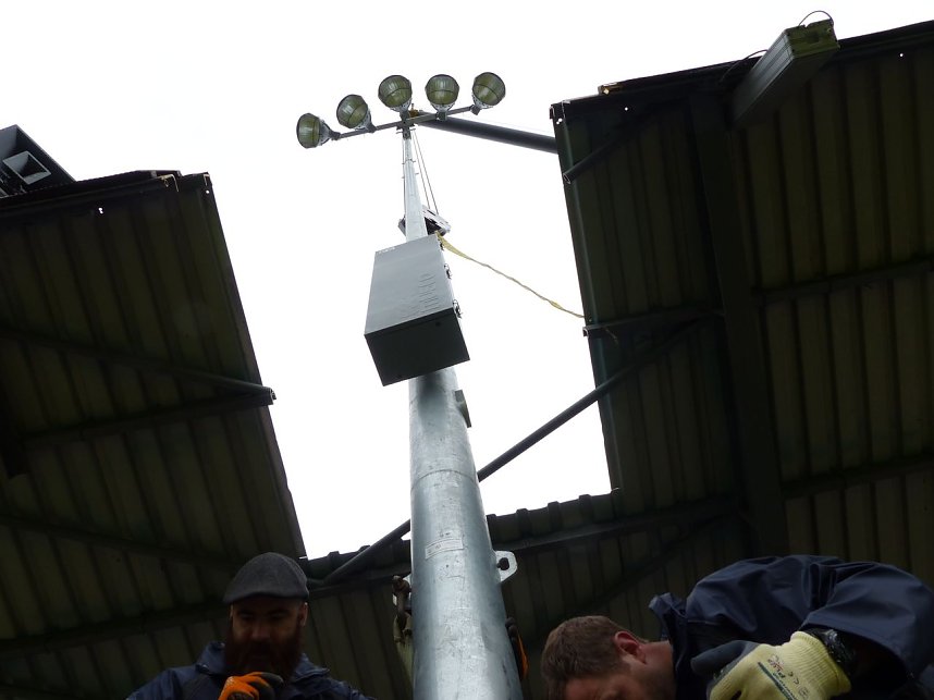 Der erste Mast ist geschafft