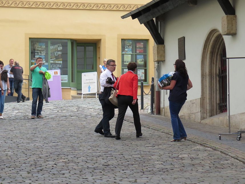 Th&uuml;ringentag 2015: Das Volk wartete auf die Er&ouml;ffnung, zuvor gab es einen Sektempfang f&uuml;r die VIP. Hier Th&uuml;ringens Finanzministerin Taubert auf dem Weg dorthin.