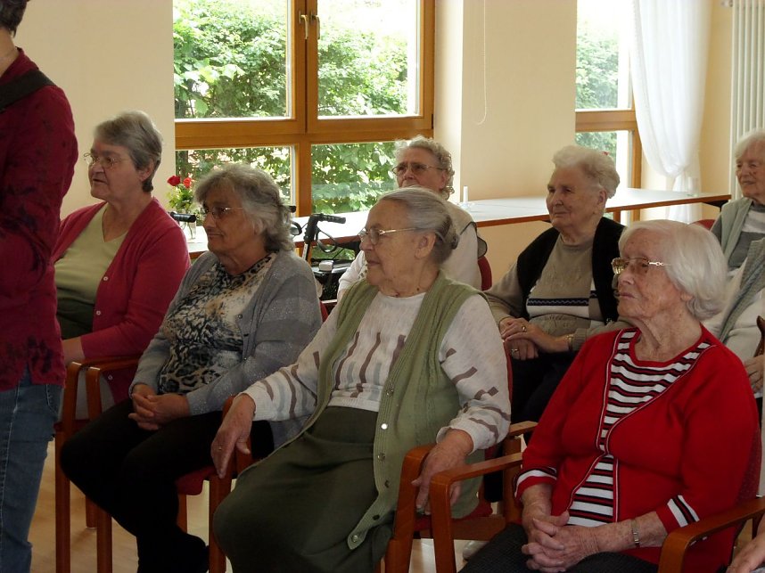 Die Kinder des F&ouml;rderzentrums St. Martin hatten f&uuml;r die Damen und Herren des Caritas-Heims ein Gespensterprogramm mitgebracht