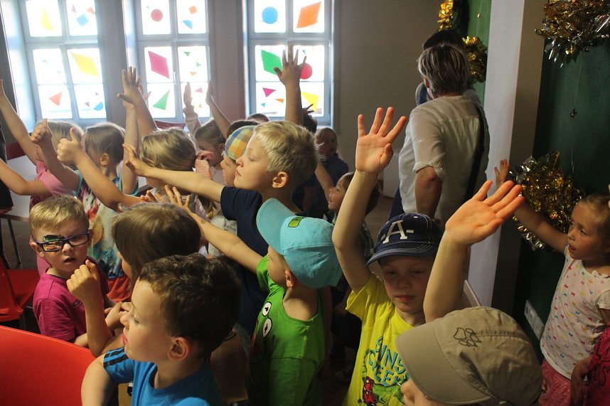 Er&ouml;ffnung mit der Konfettikanone - die Flohburg feiert ihren dritten Geburtstag