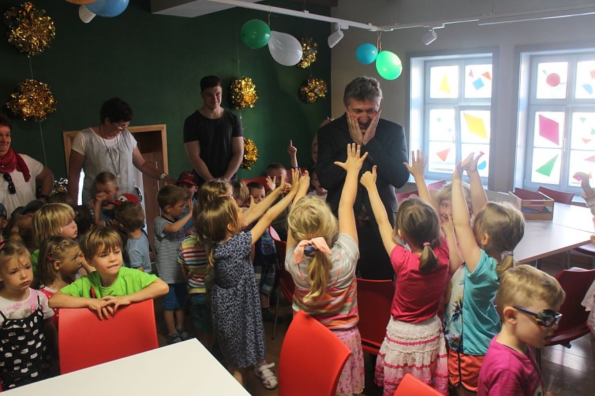 Er&ouml;ffnung mit der Konfettikanone - die Flohburg feiert ihren dritten Geburtstag