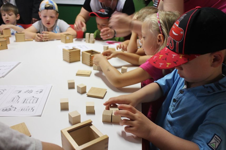 Er&ouml;ffnung mit der Konfettikanone - die Flohburg feiert ihren dritten Geburtstag