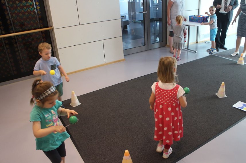 Er&ouml;ffnung mit der Konfettikanone - die Flohburg feiert ihren dritten Geburtstag