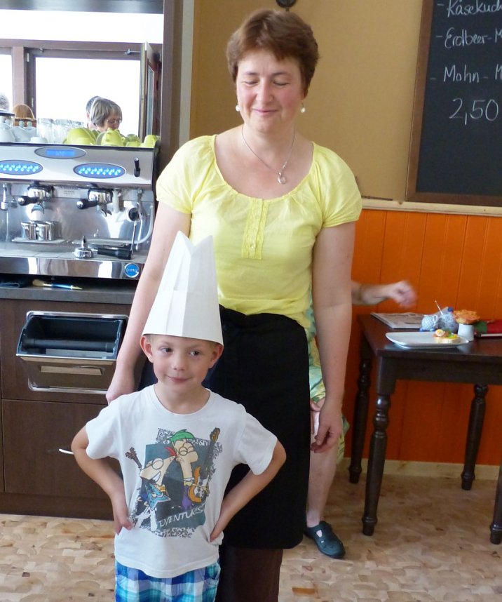 Caf&eacute;-Chefin mit kleinem Hilfskoch