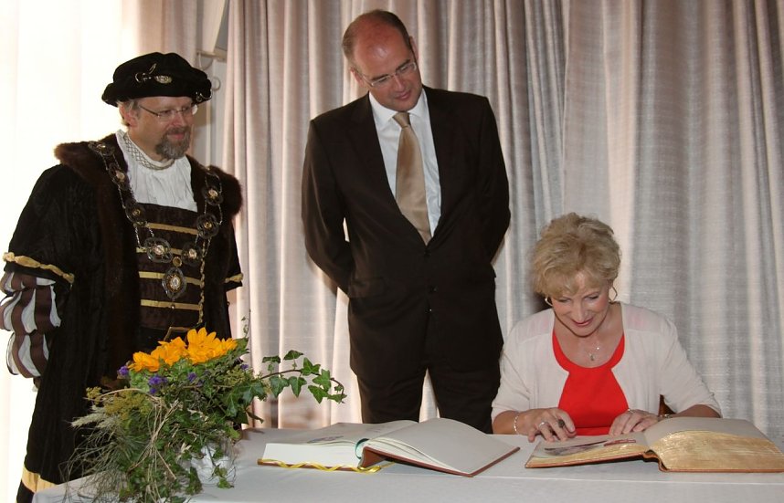 Landrat Matthias Jendricke und Ministerin Birgit Keller weilten zum Erfahrungsaustasch im Unterallg&auml;u