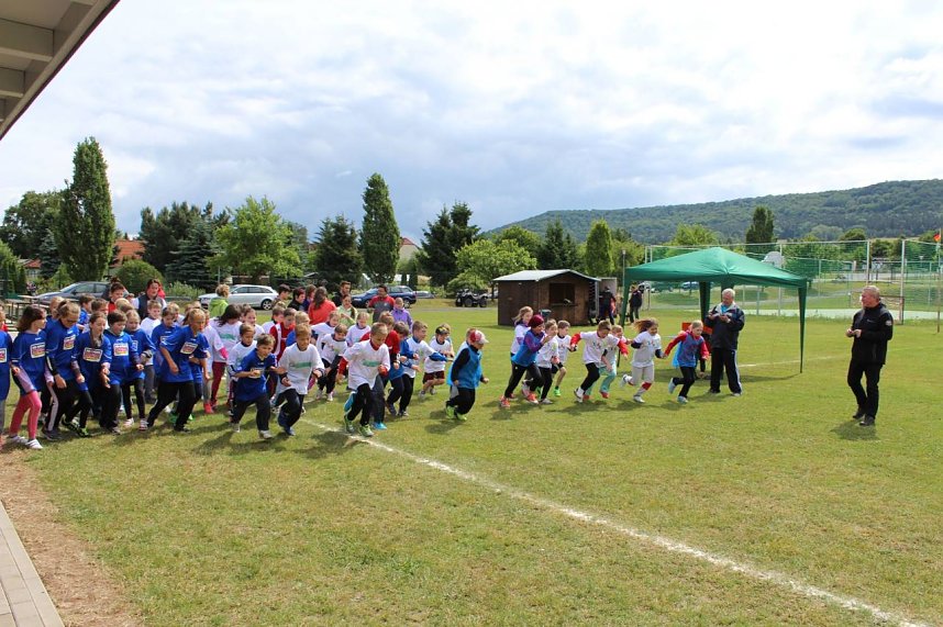 Laufen gegen Leuk&auml;mie - zur Kinderolympiade in Obergebra wurden auch Spenden f&uuml;r den siebenj&auml;hrigen Neo Dominik gesammelt