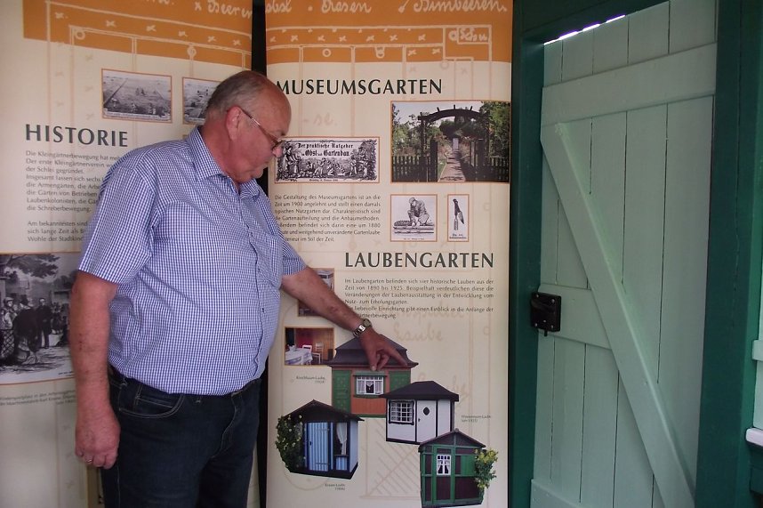 Werner Schumann in der historischen Gartenh&uuml;tte.