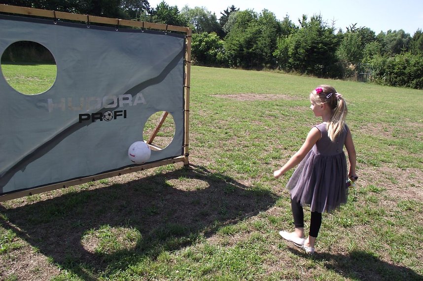 Paulina Pohl, sechs Jahre alt, beim Torwandschie&szlig;en.