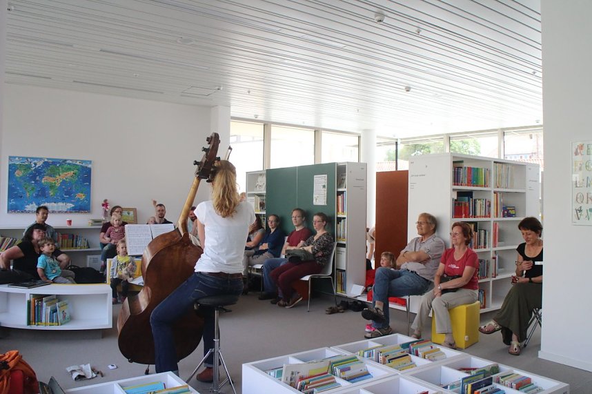 Martina Zimmermann brachte zu den Dienstagsgeschichten in der Nordh&auml;user Bibliothek ihren "Kaiser" mit
