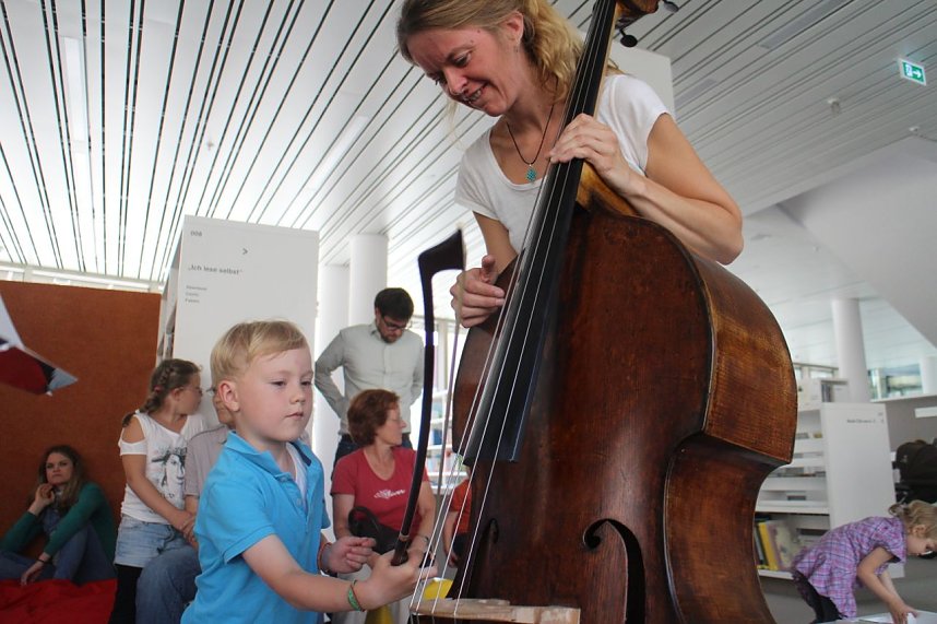 Martina Zimmermann brachte zu den Dienstagsgeschichten in der Nordh&auml;user Bibliothek ihren "Kaiser" mit