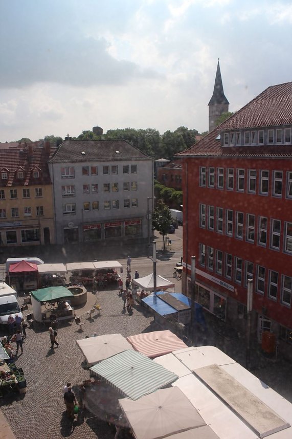 Dem OB &uuml;ber die Schulter geschaut - die Grundsch&uuml;ler aus Niedersalza durften Klaus Zeh mit Fragen l&ouml;chern