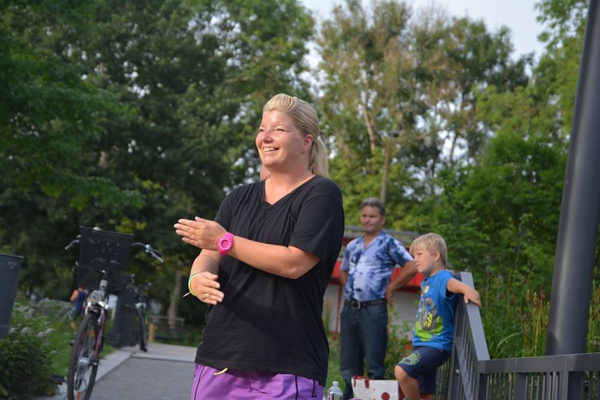 Sina tanzt unter freiem Himmel