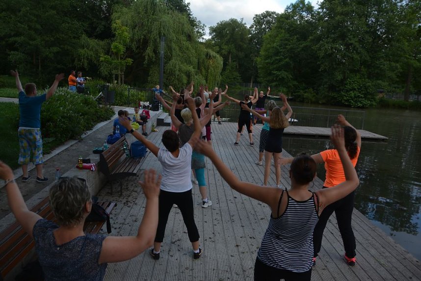 Sina tanzt unter freiem Himmel