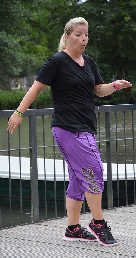 Sina tanzt unter freiem Himmel