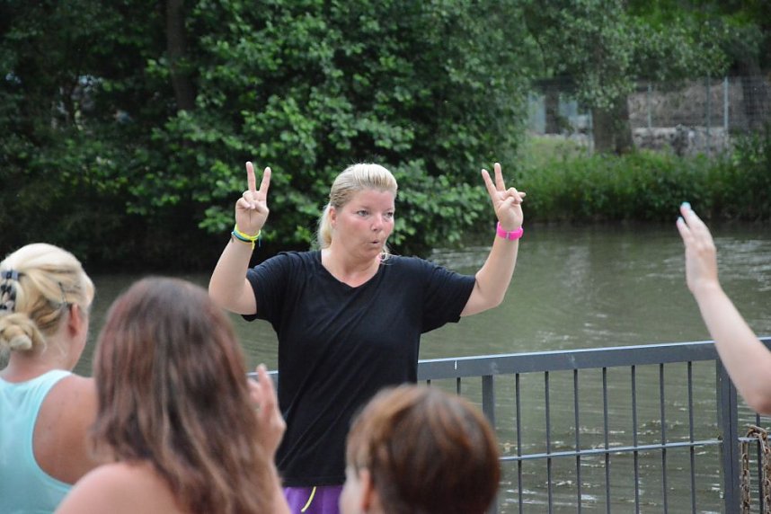 Sina tanzt unter freiem Himmel