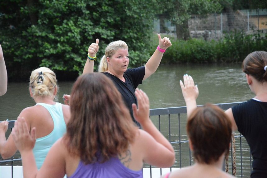 Sina tanzt unter freiem Himmel