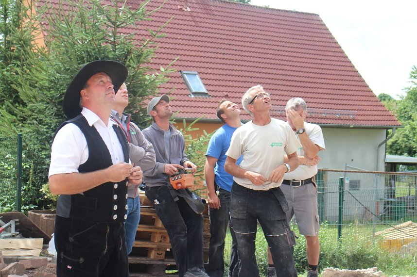 Gut einem Monat nach der Grundsteinlegung konnte heute am Stephanus Haus in G&uuml;nzerode Richtfest gefeiert werden